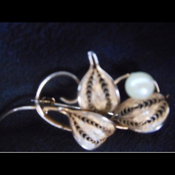 Vintage Brooch~ Three Leaves with a Faux Pearl -Unmarked ~ Gold Tone - Picture 3 of 4